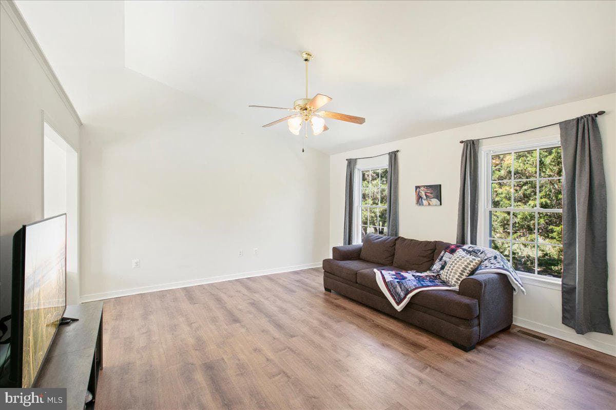 10132 Wallers Road photo 4