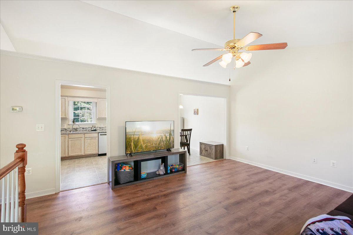 10132 Wallers Road photo 5