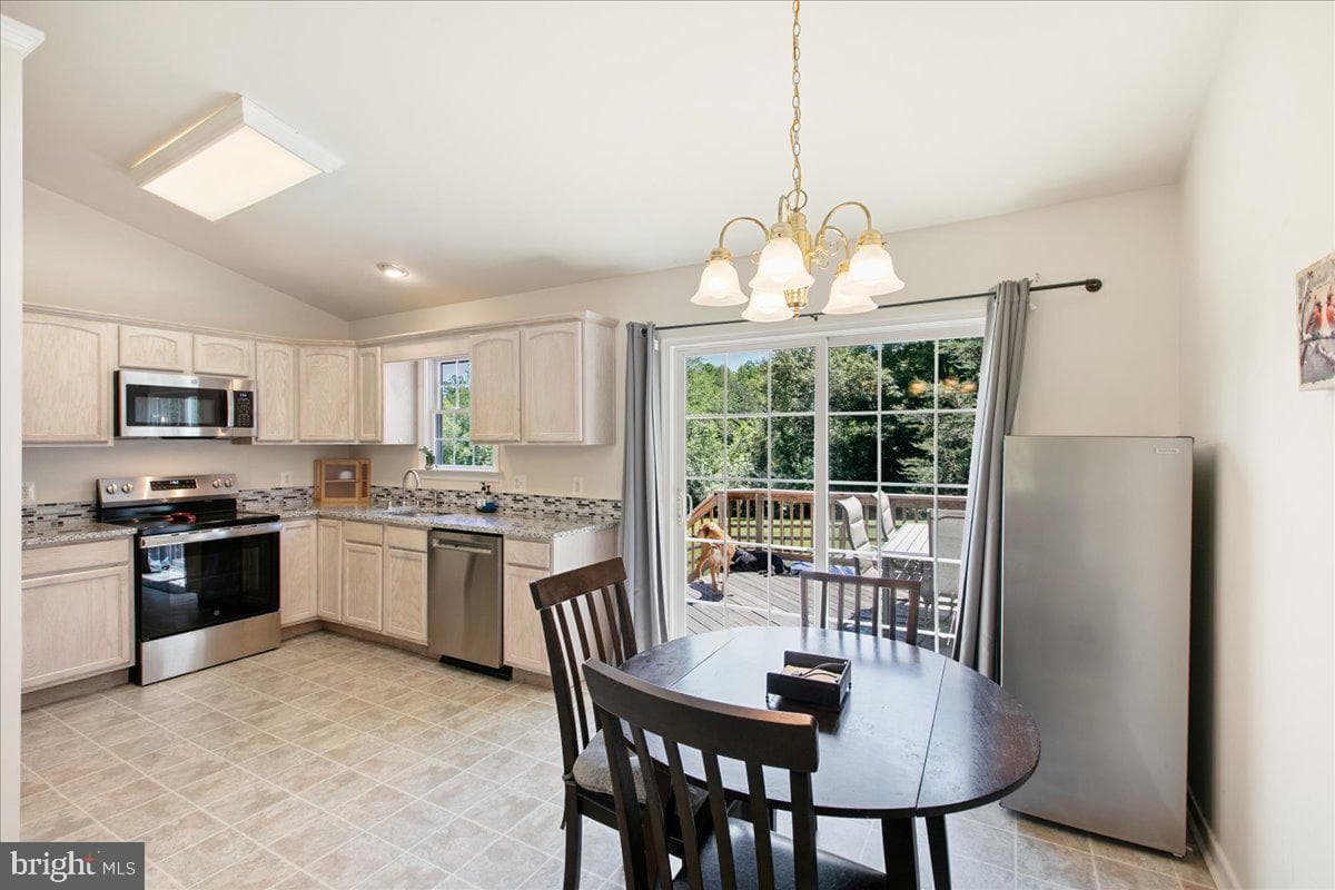 10132 Wallers Road photo 8