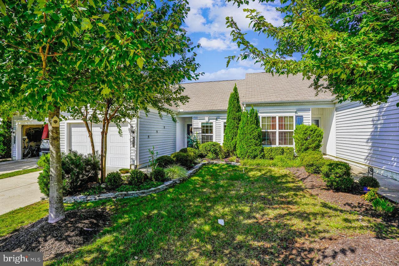 190 Hyannis Place photo 3