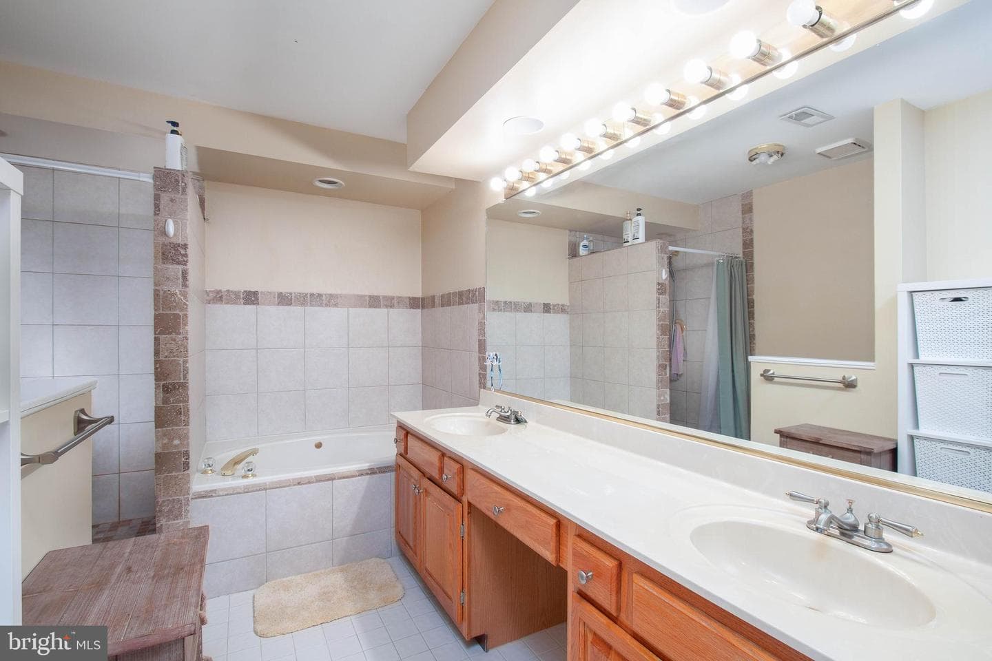 105 Southampton Court photo 12