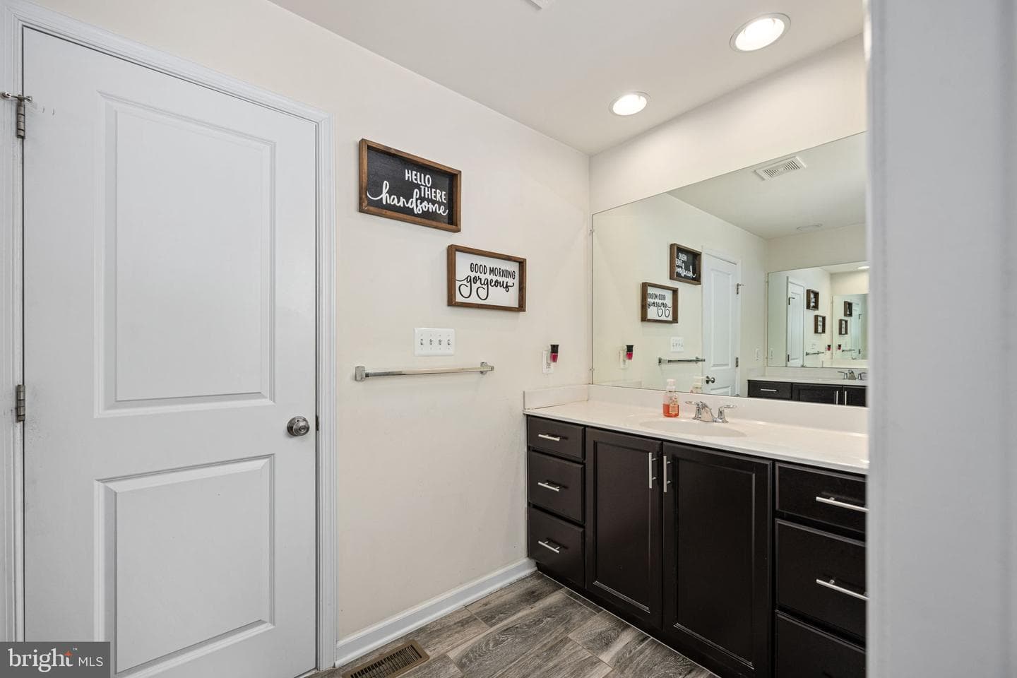 568 Coastal Avenue photo 44