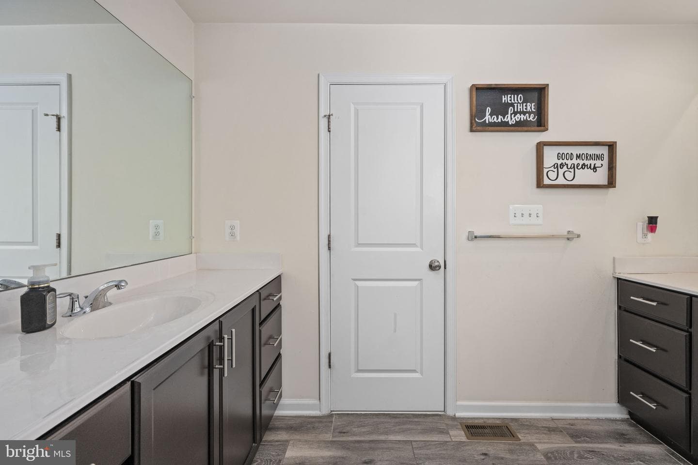 568 Coastal Avenue photo 45