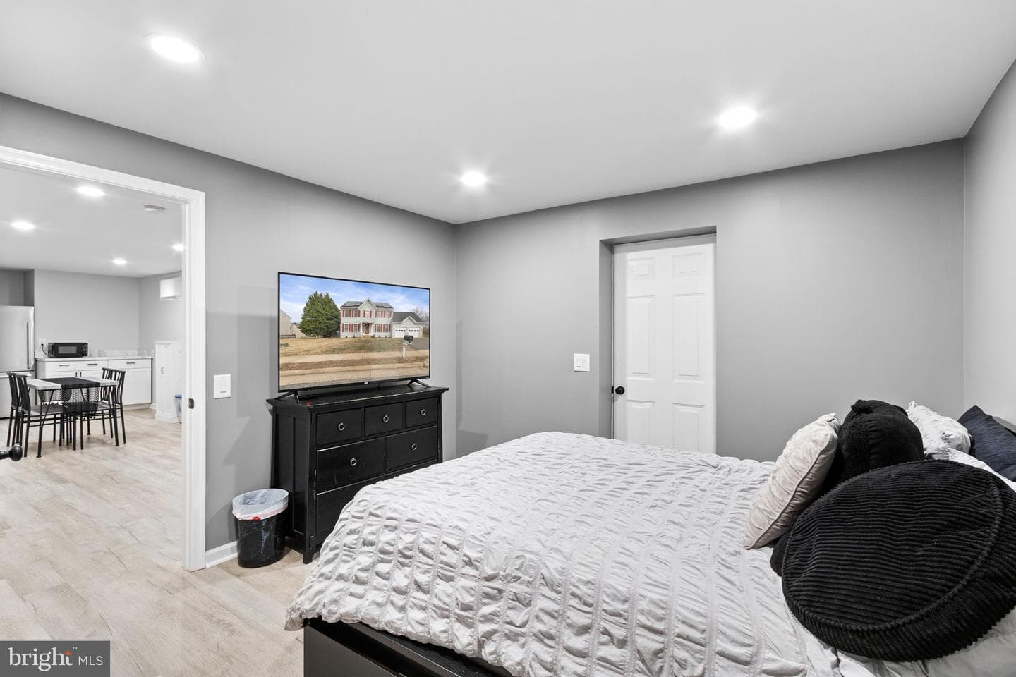 60 Portland Drive photo 40