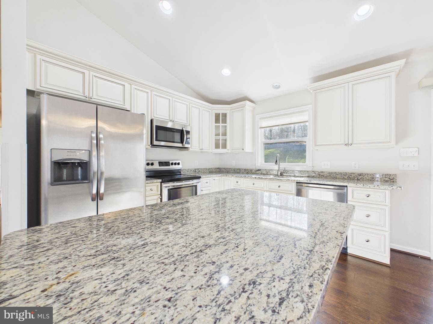 8 Howard Circle photo 2