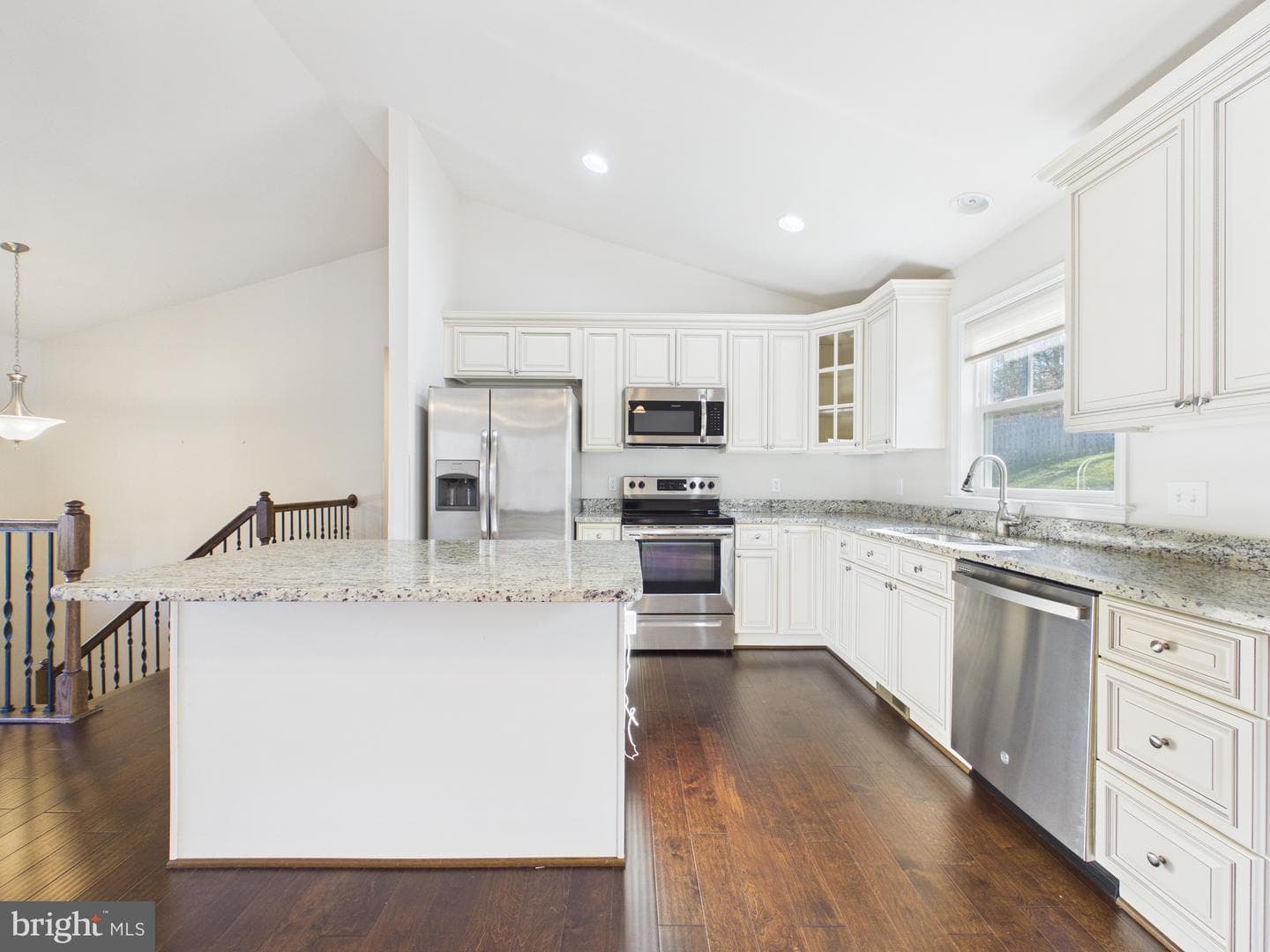 8 Howard Circle photo 3