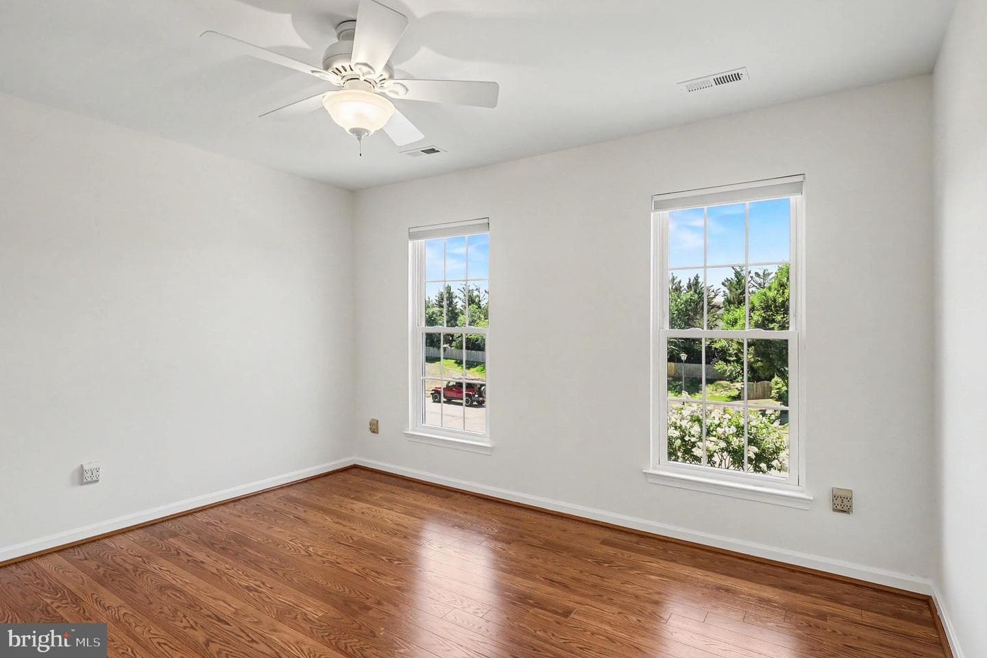 48 Newbury Drive photo 28