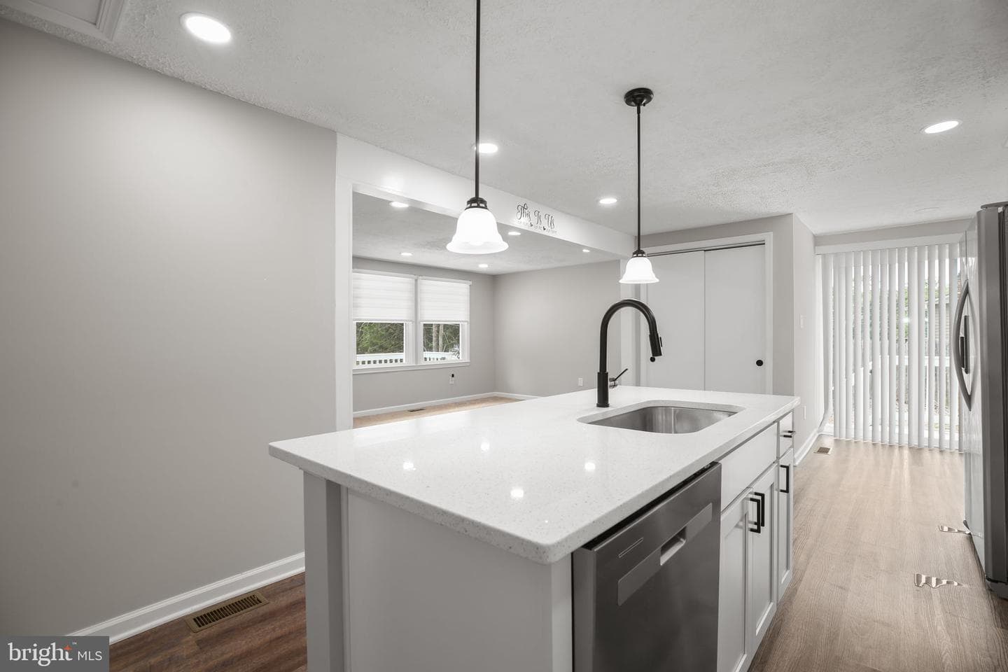 407 Smith St photo 11