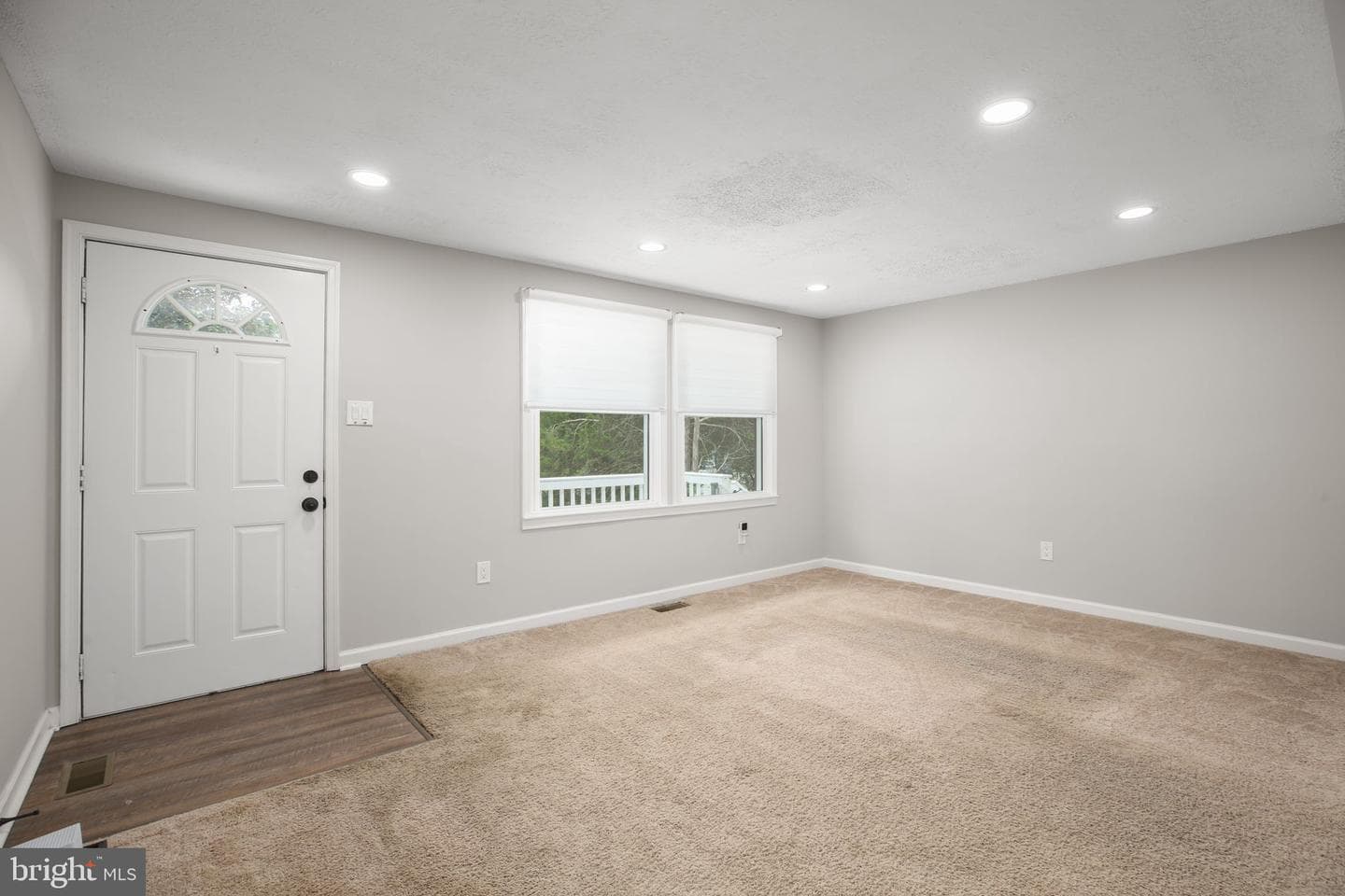 407 Smith St photo 5