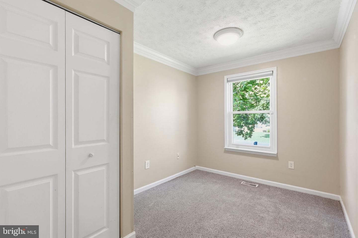 33 Bryant Boulevard photo 15