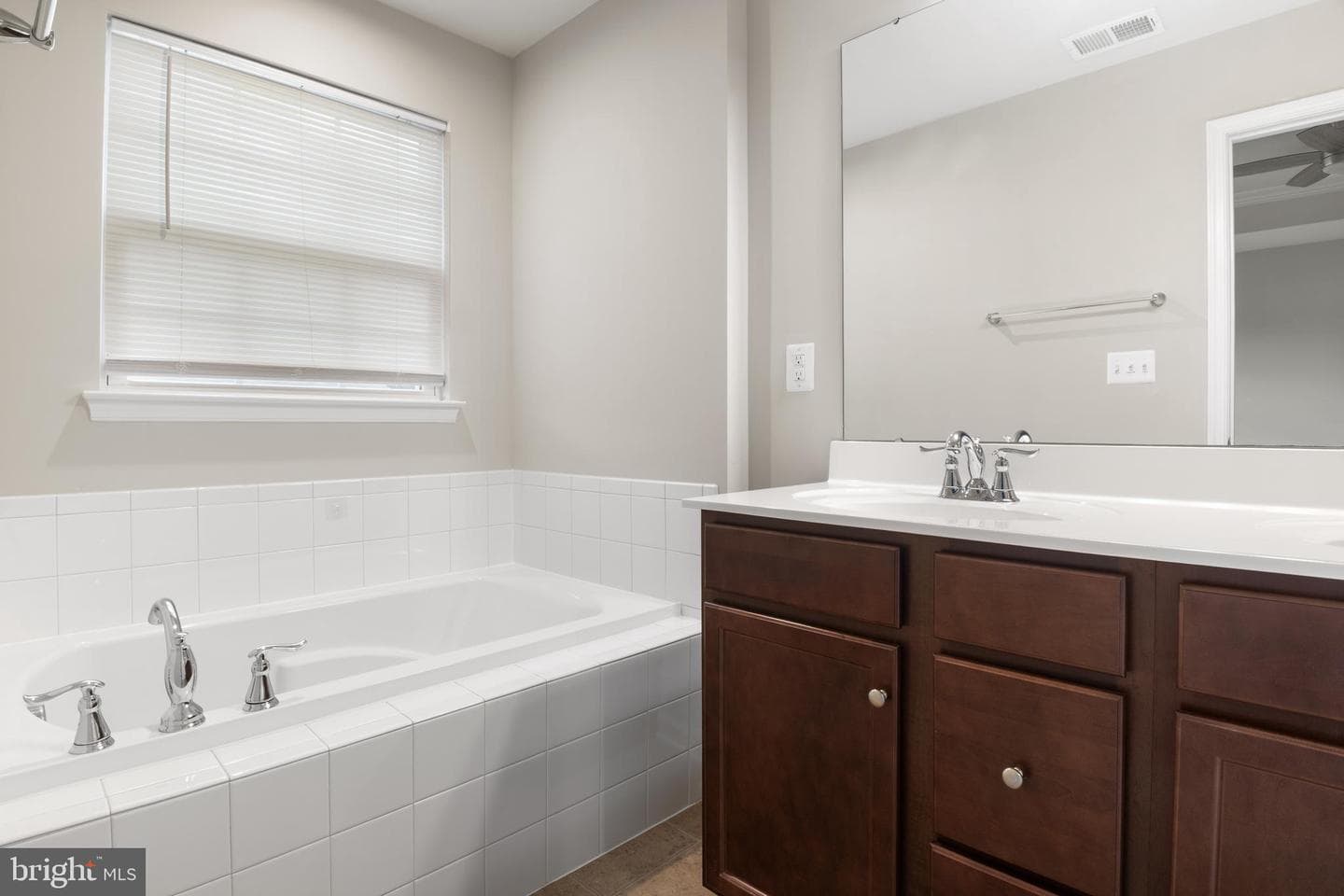 515 Streamview Drive photo 27