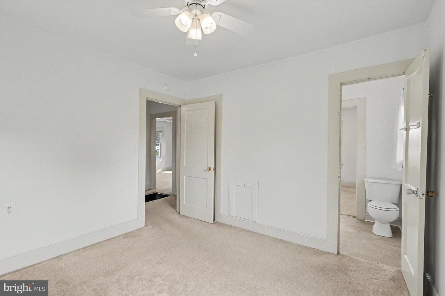 302 E Chatham Street photo 10