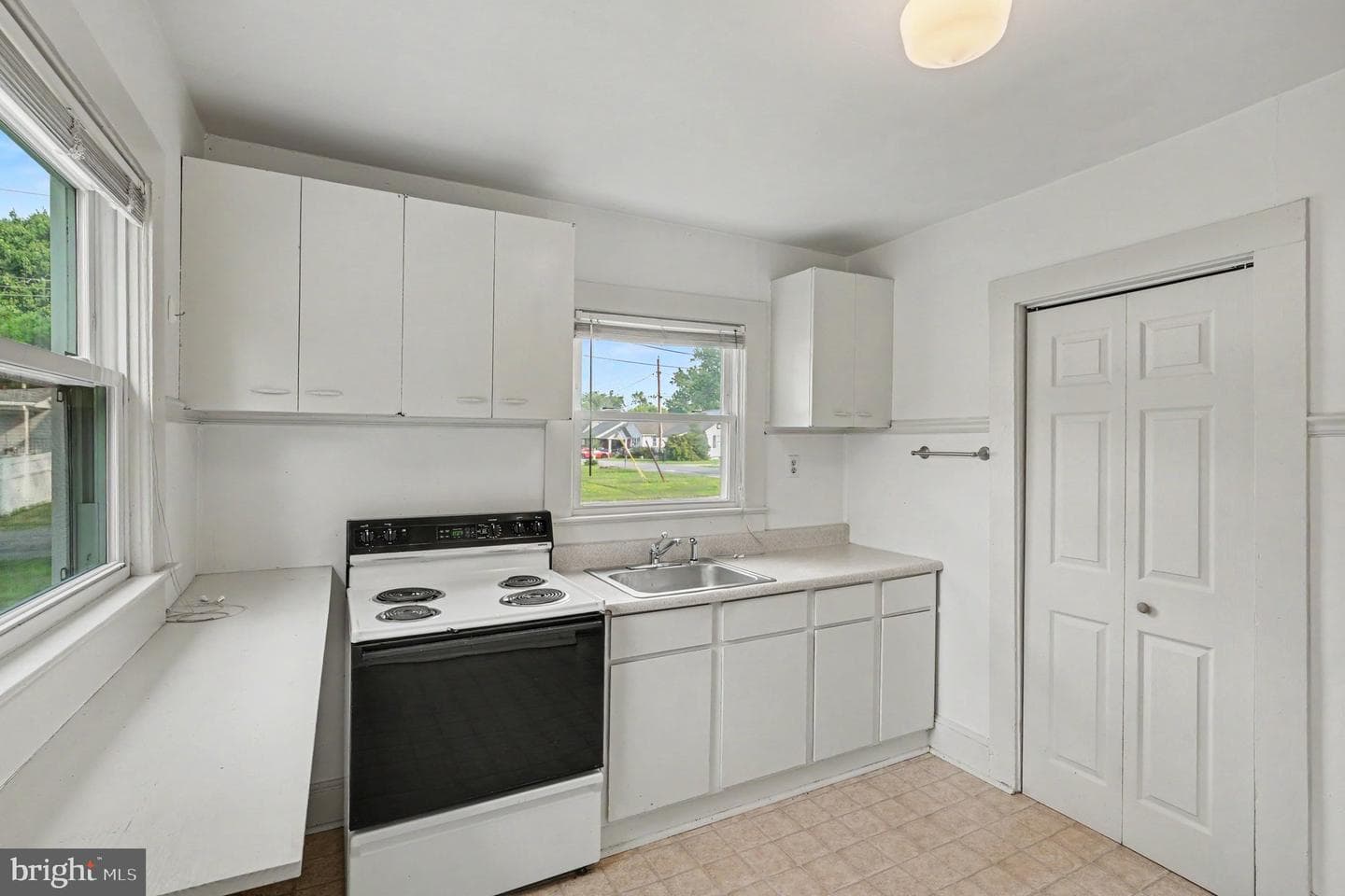 302 E Chatham Street photo 8