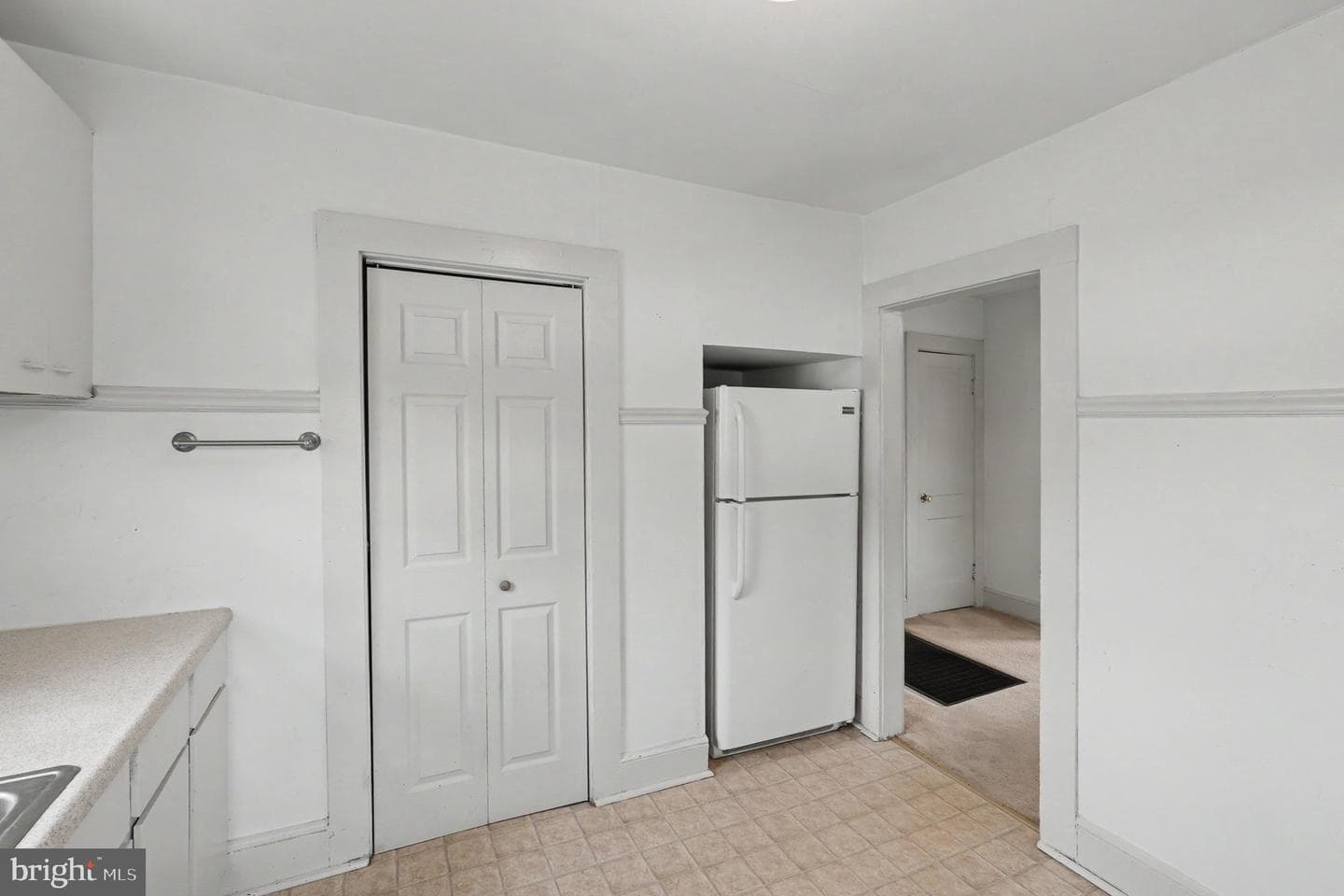 302 E Chatham Street photo 9