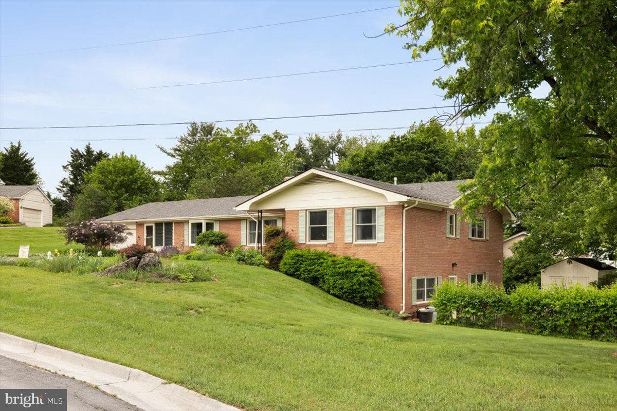 331 Ridge Avenue photo 3
