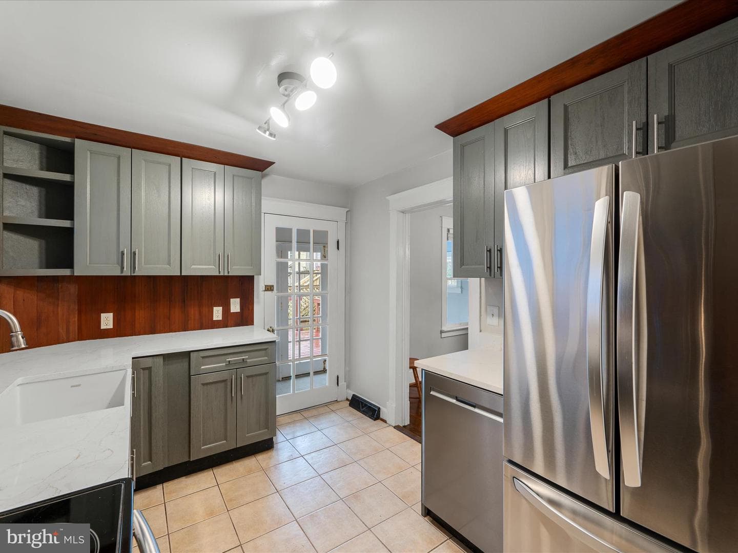 107 E Monmouth Street photo 13