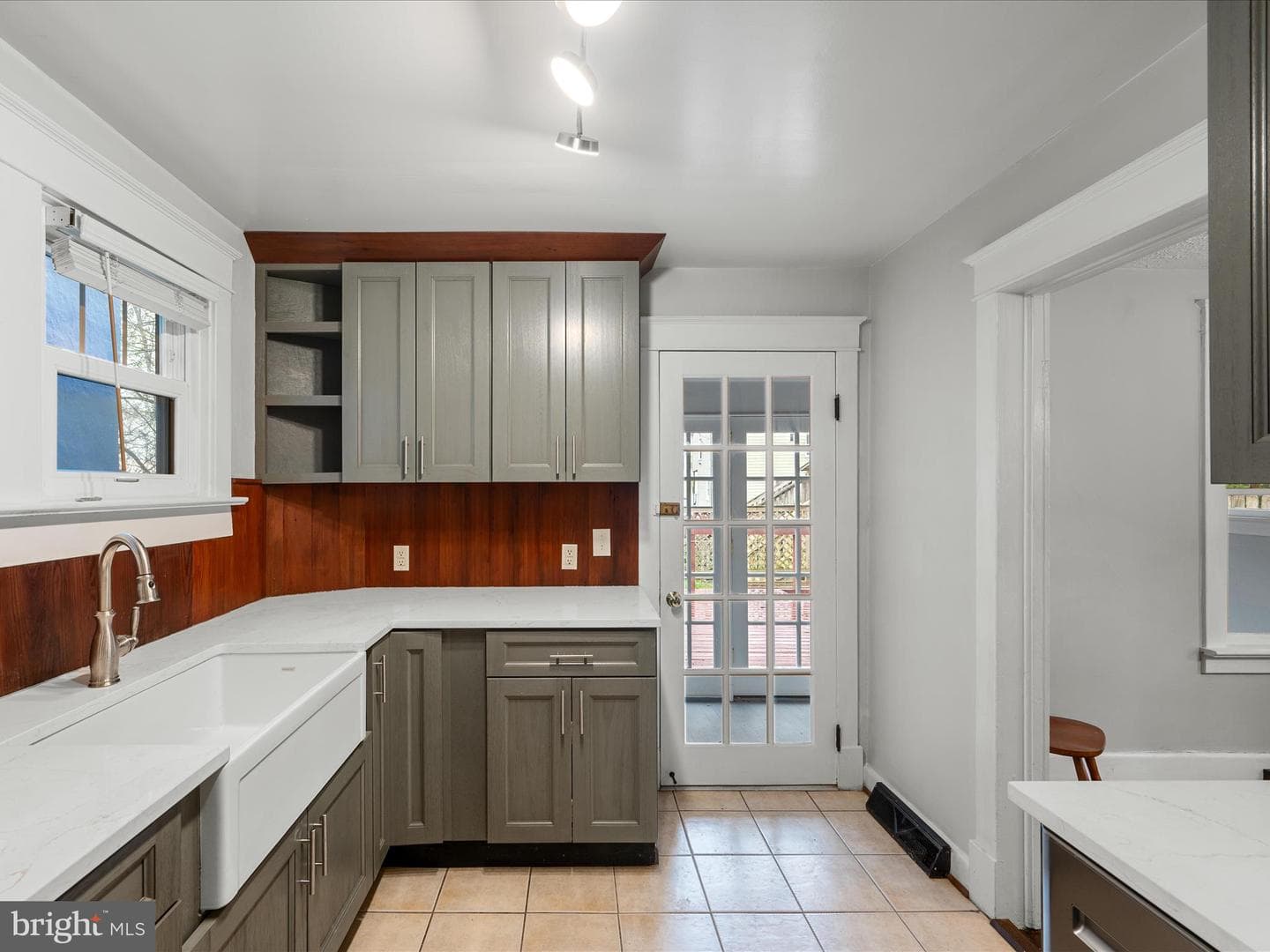 107 E Monmouth Street photo 14