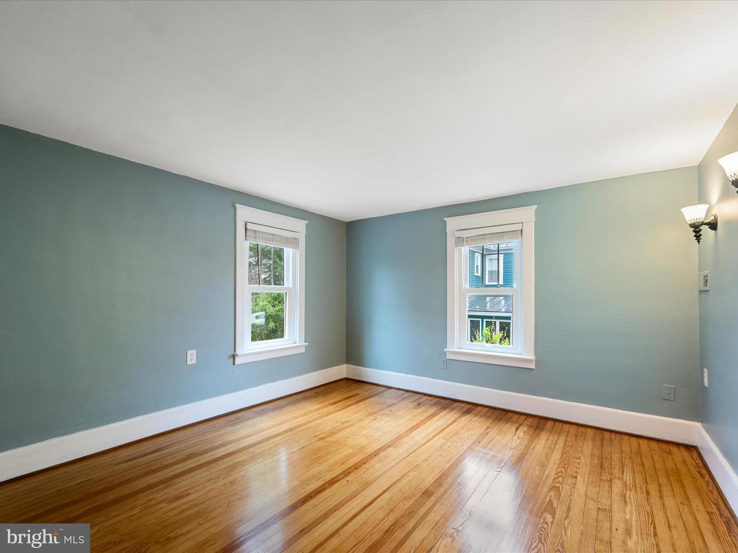 107 E Monmouth Street photo 21
