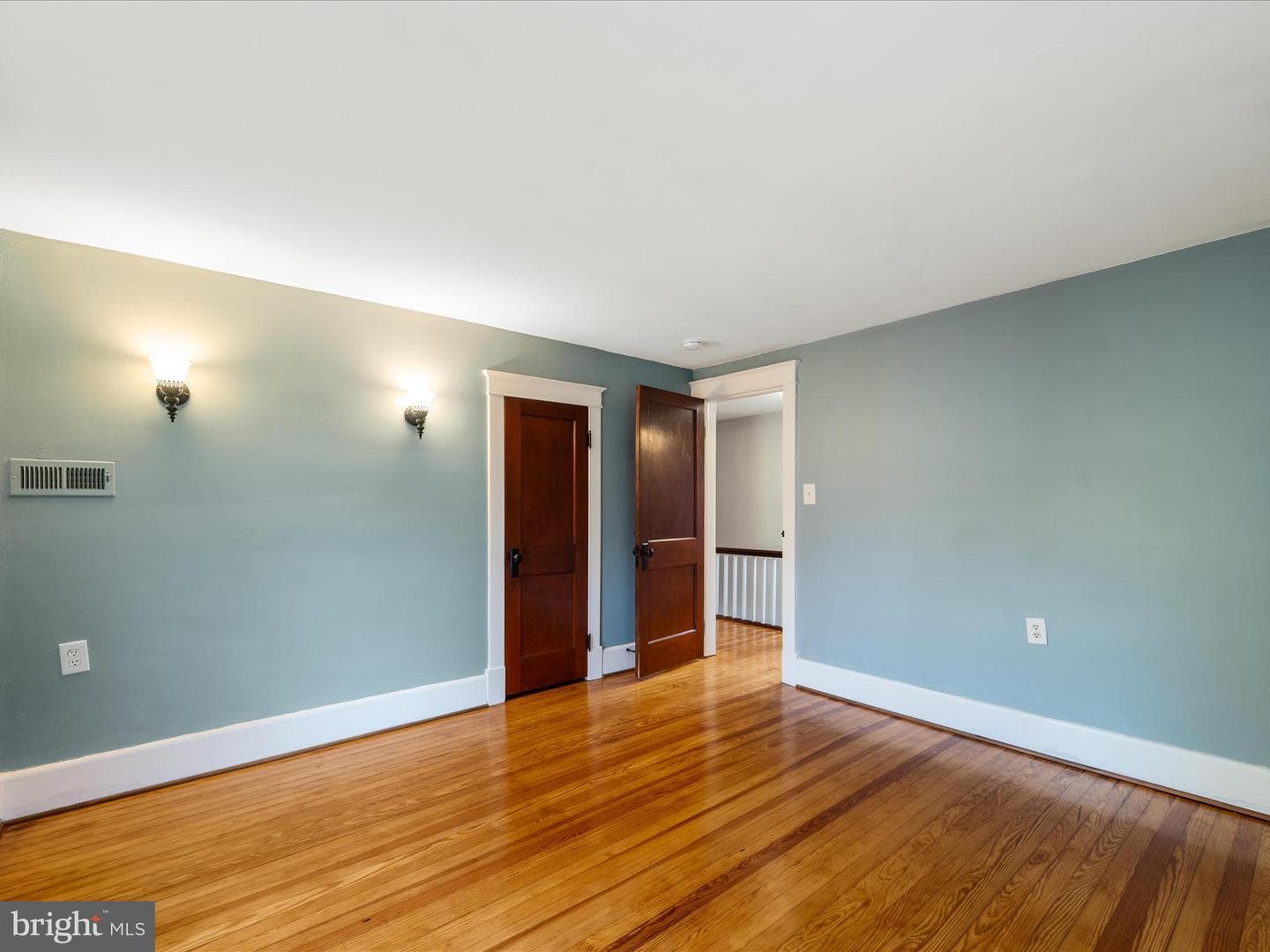 107 E Monmouth Street photo 22