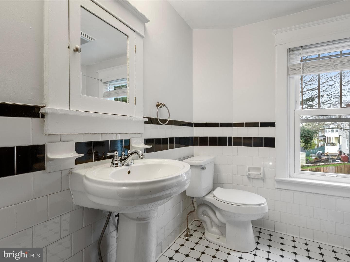 107 E Monmouth Street photo 23