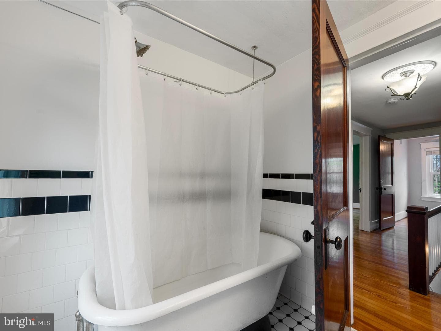 107 E Monmouth Street photo 24