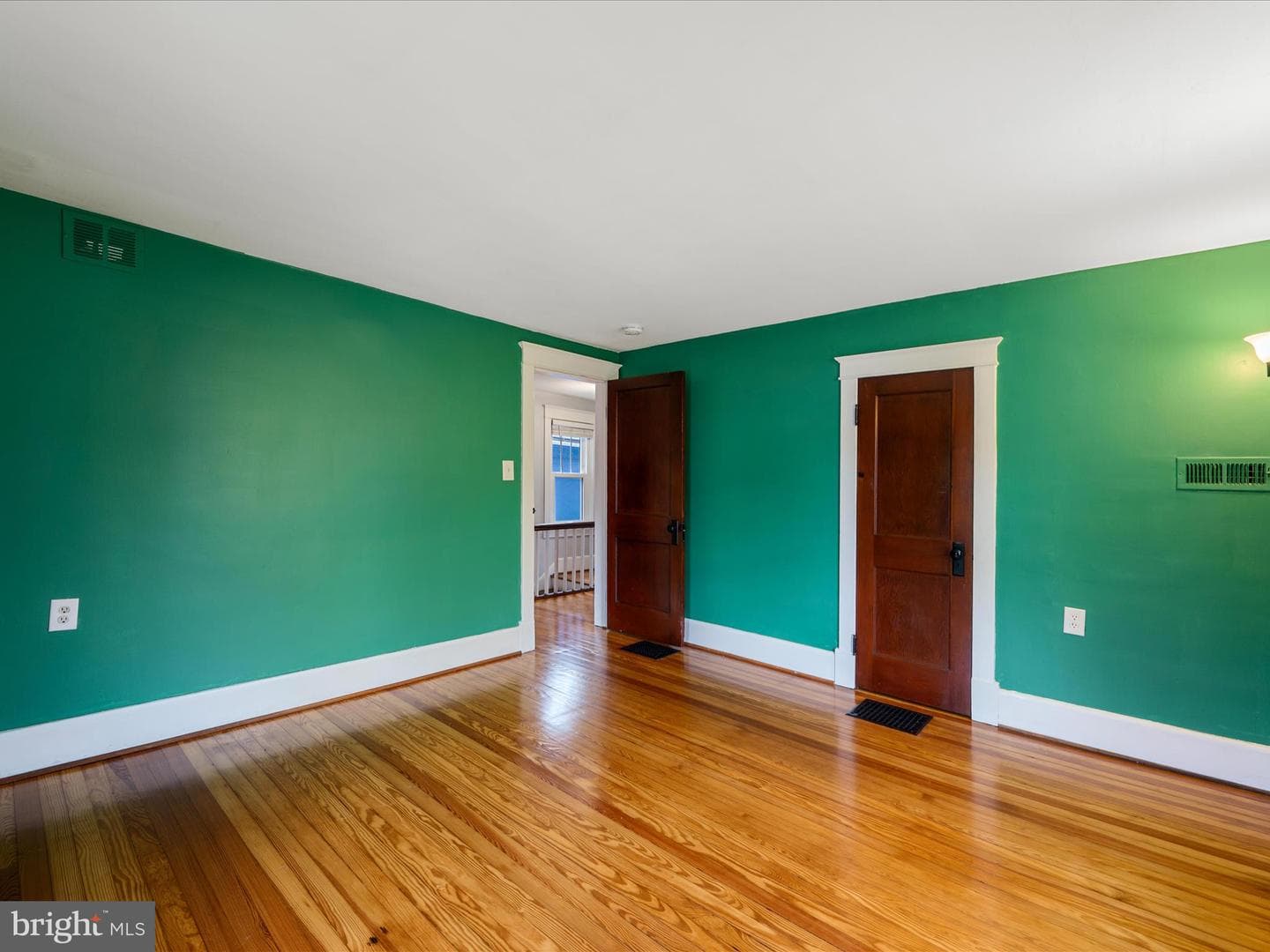 107 E Monmouth Street photo 26