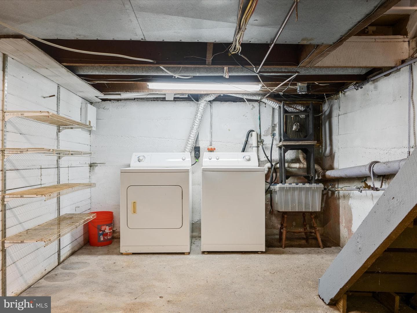 107 E Monmouth Street photo 28