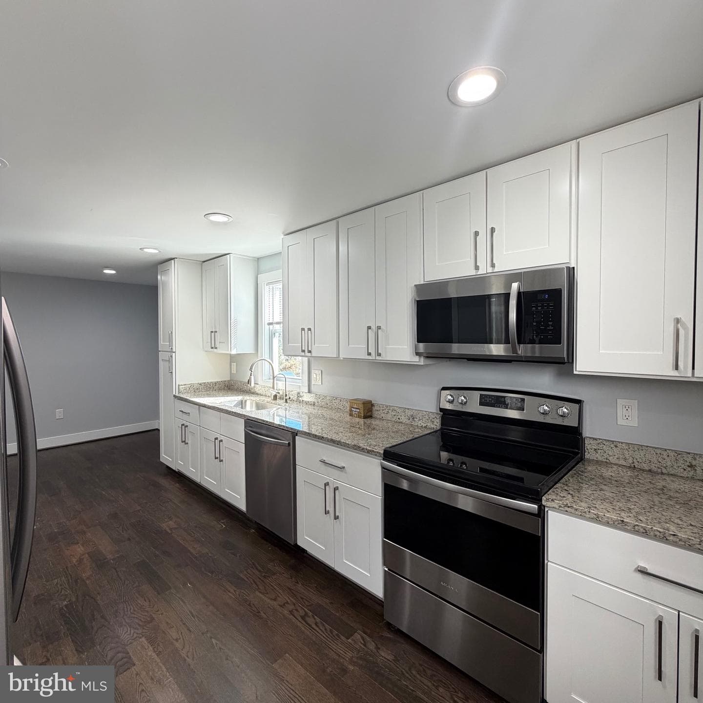 115 E Monmouth Street photo 9