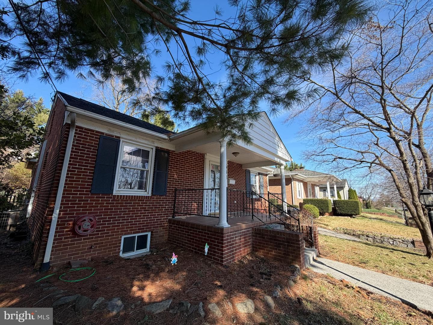 540 Bellview Ave photo 4