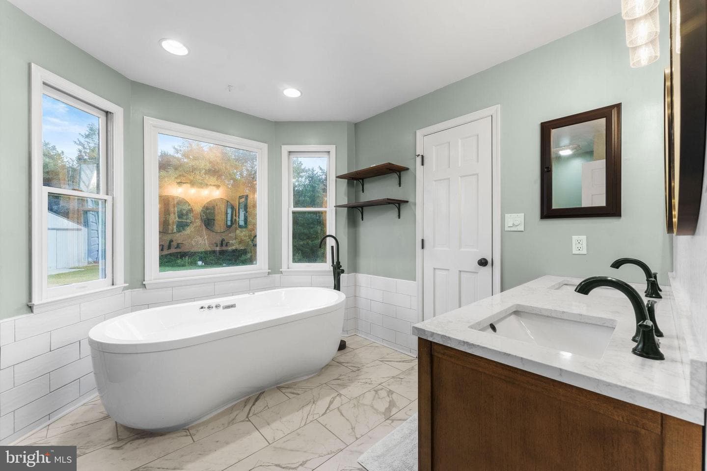 414 Simons Way photo 34