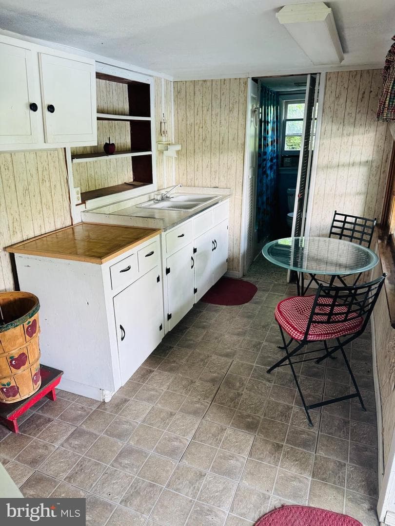 836 Bennys Beach Road photo 4