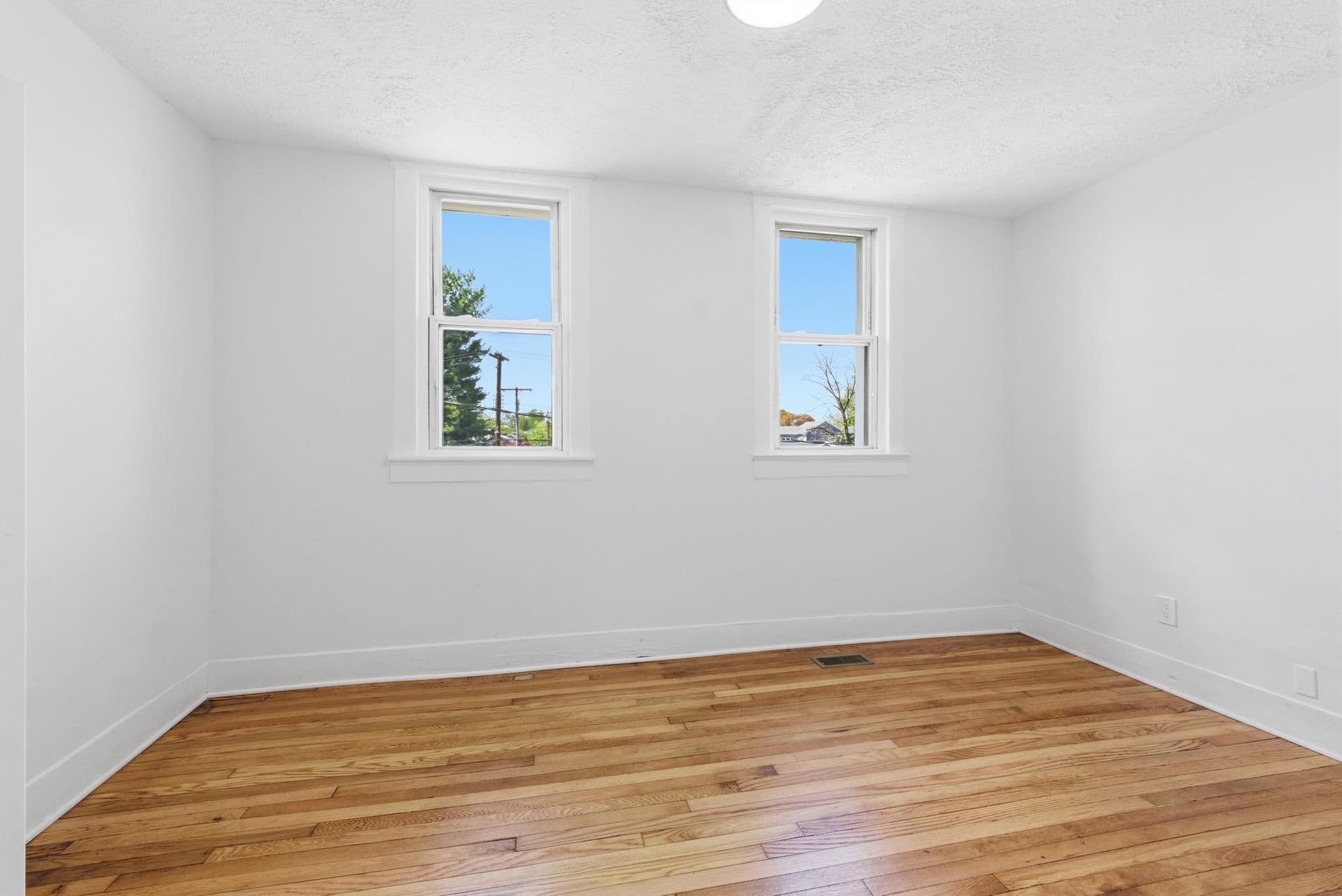 1101 N Royal Avenue N photo 22
