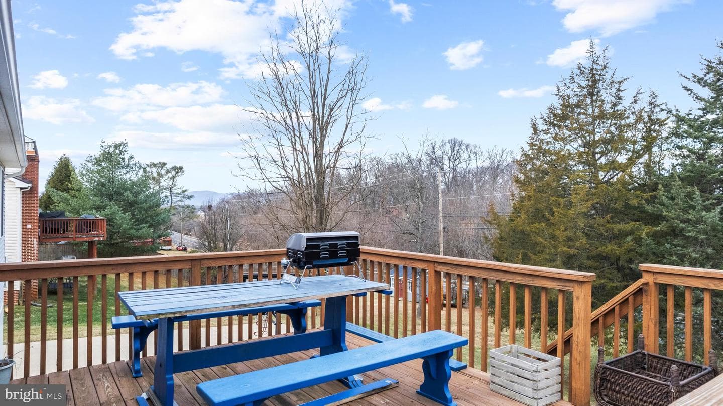1076 Stuart Drive photo 4