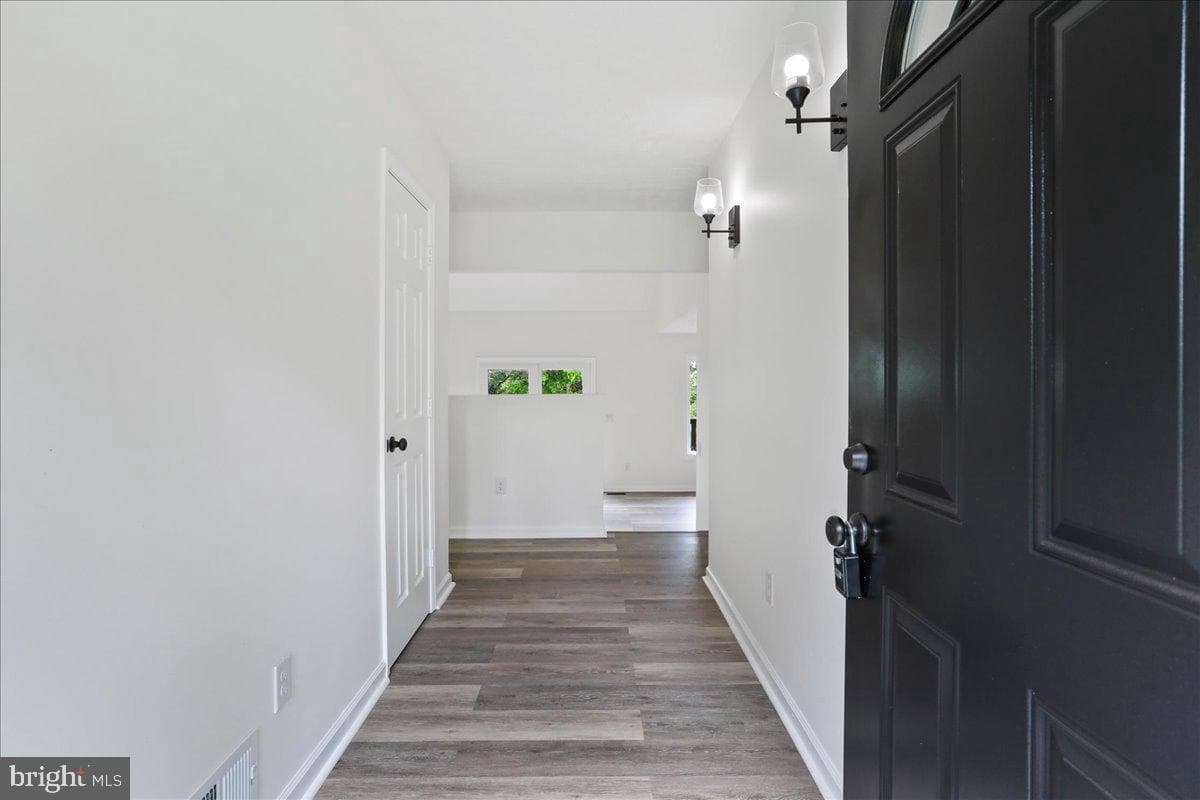 143 Zinn Way photo 4