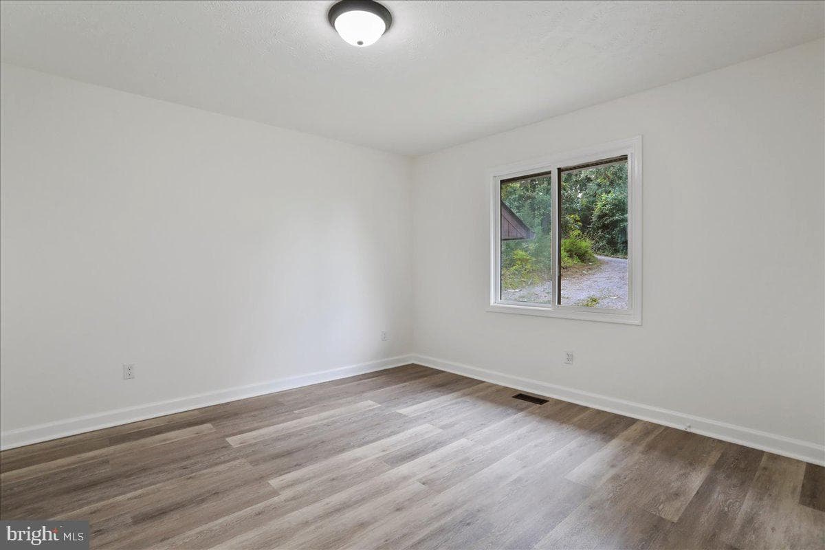 143 Zinn Way photo 9