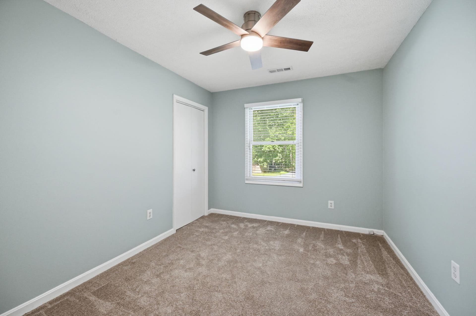 686 Rollason Drive photo 18