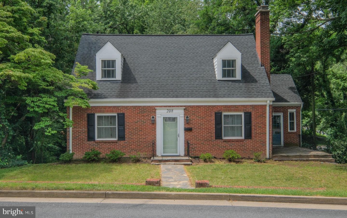 208 Salem Avenue photo 1