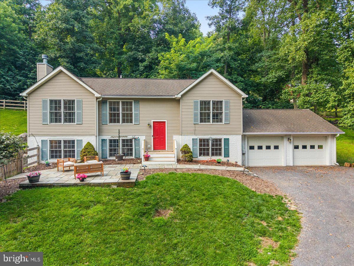 142 Lazy Livin Lane photo 1