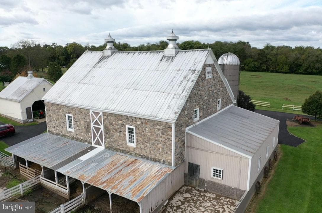 590 Carlyle Road photo 12
