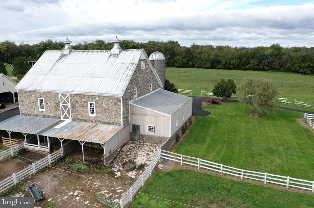590 Carlyle Road photo 13