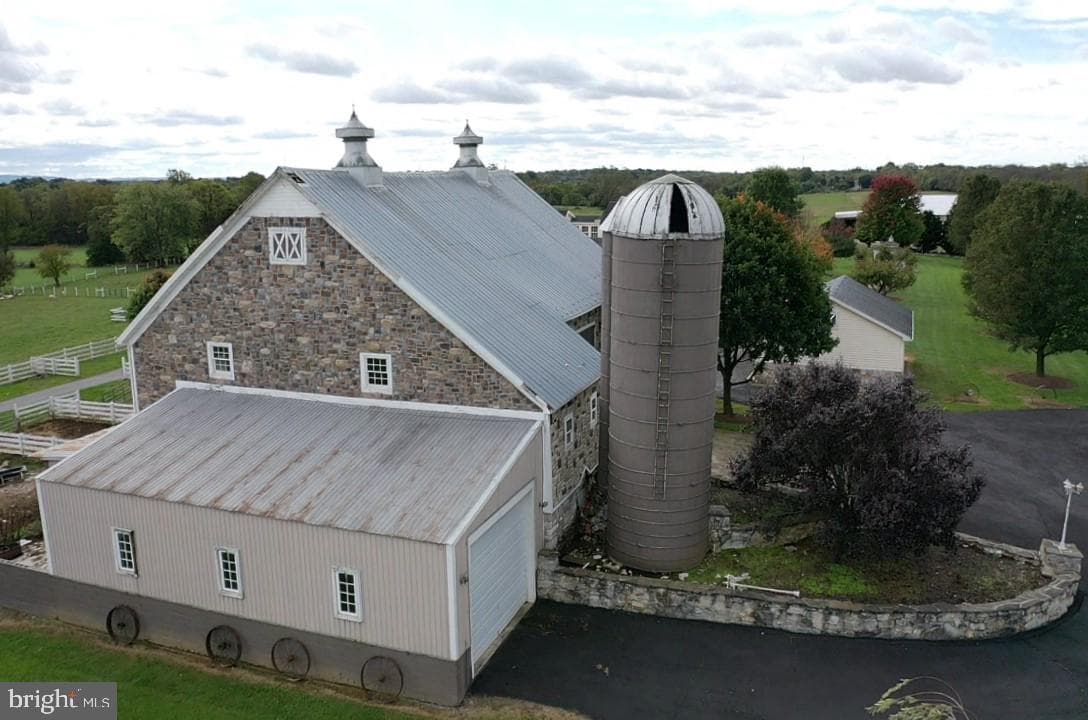 590 Carlyle Road photo 15