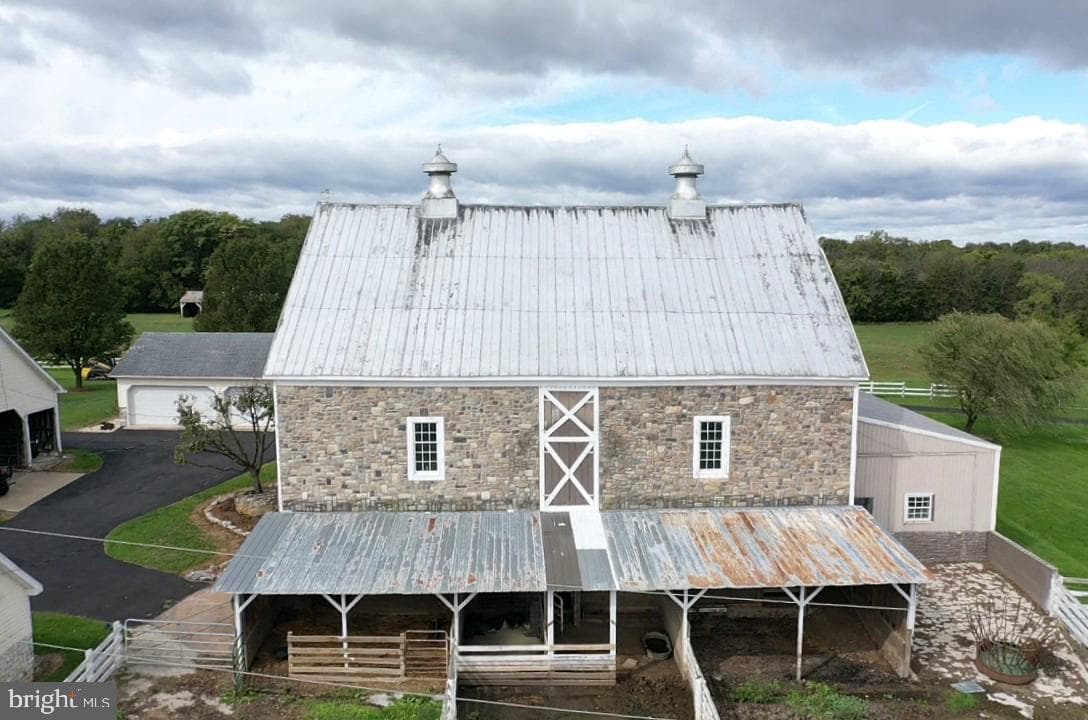590 Carlyle Road photo 16