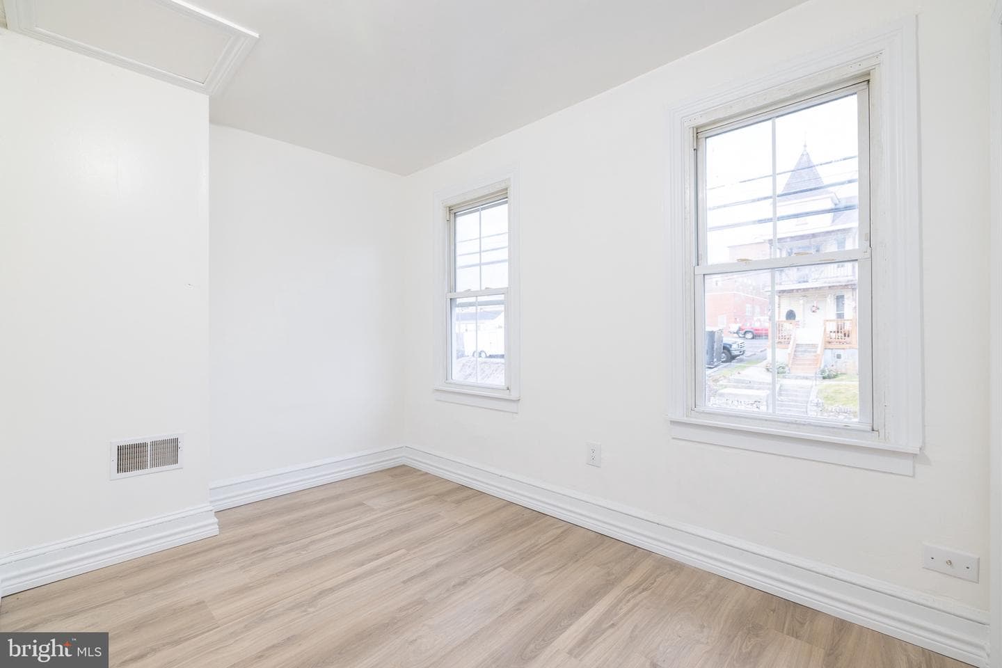 130 E John Street photo 15