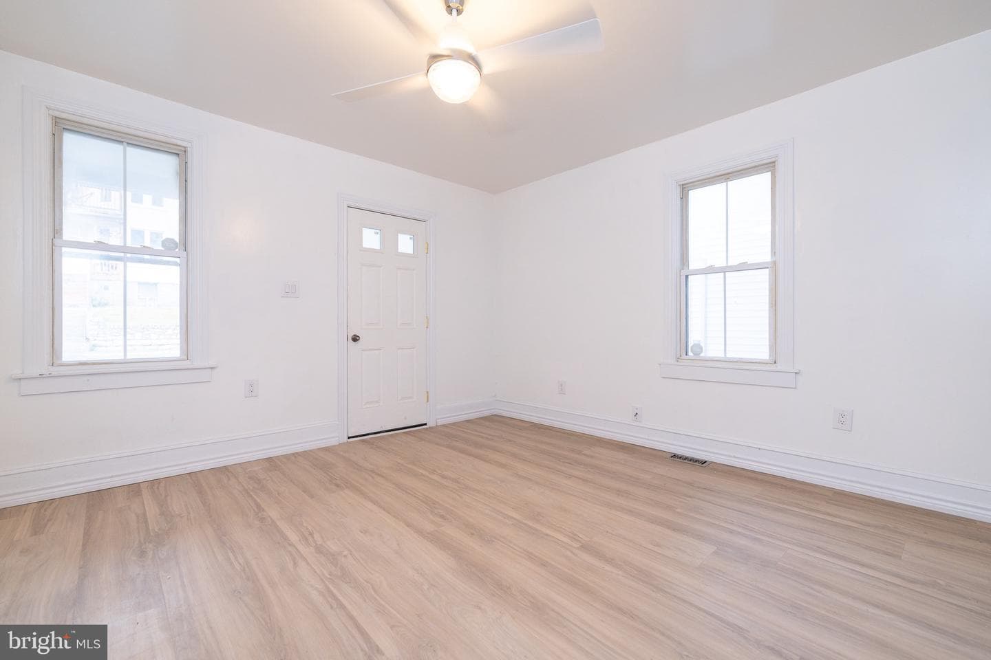 130 E John Street photo 4