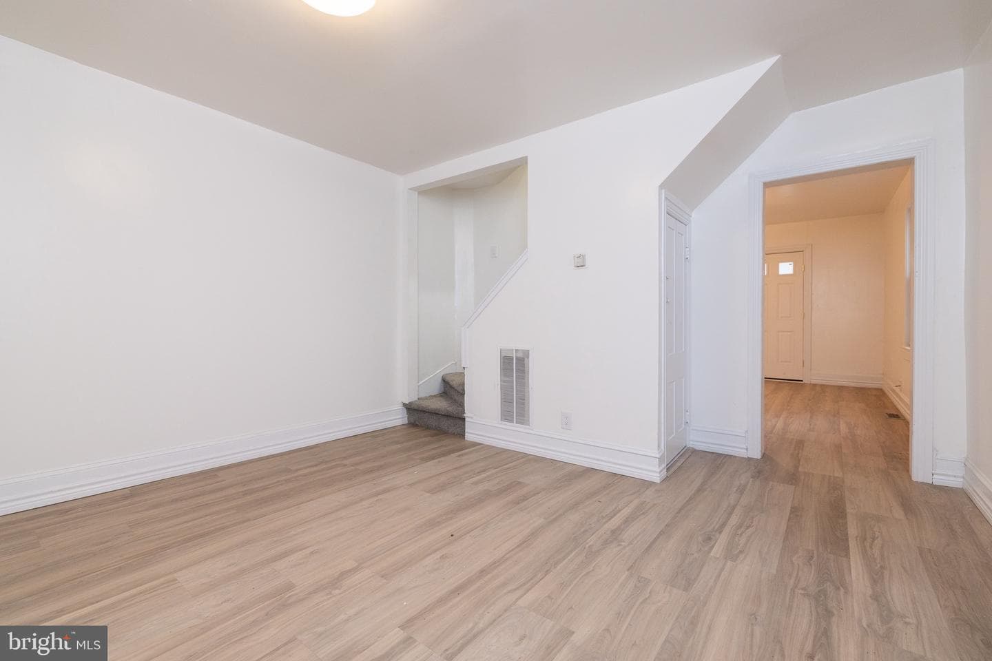 130 E John Street photo 7