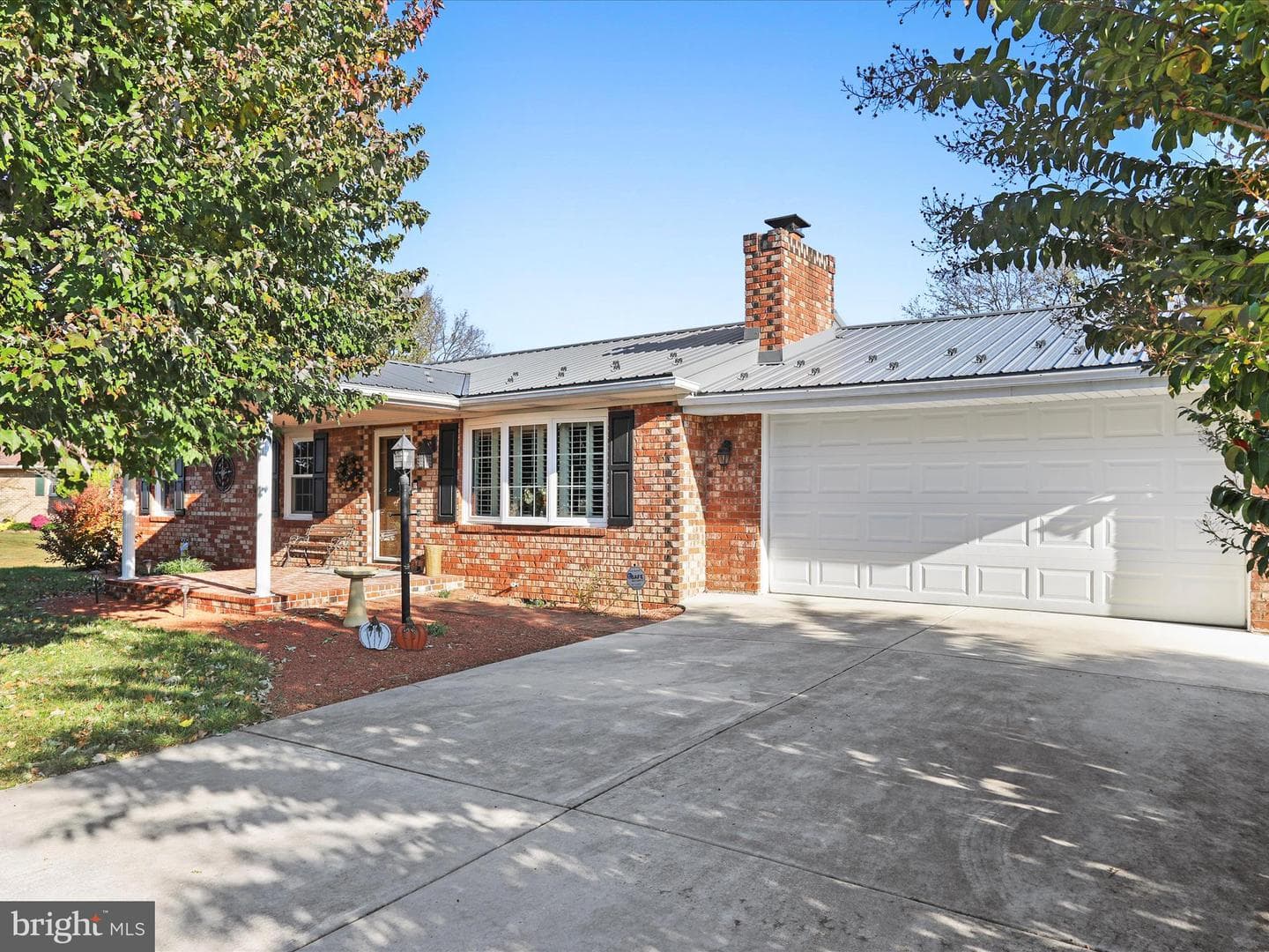 647 Mimosa Drive photo 2