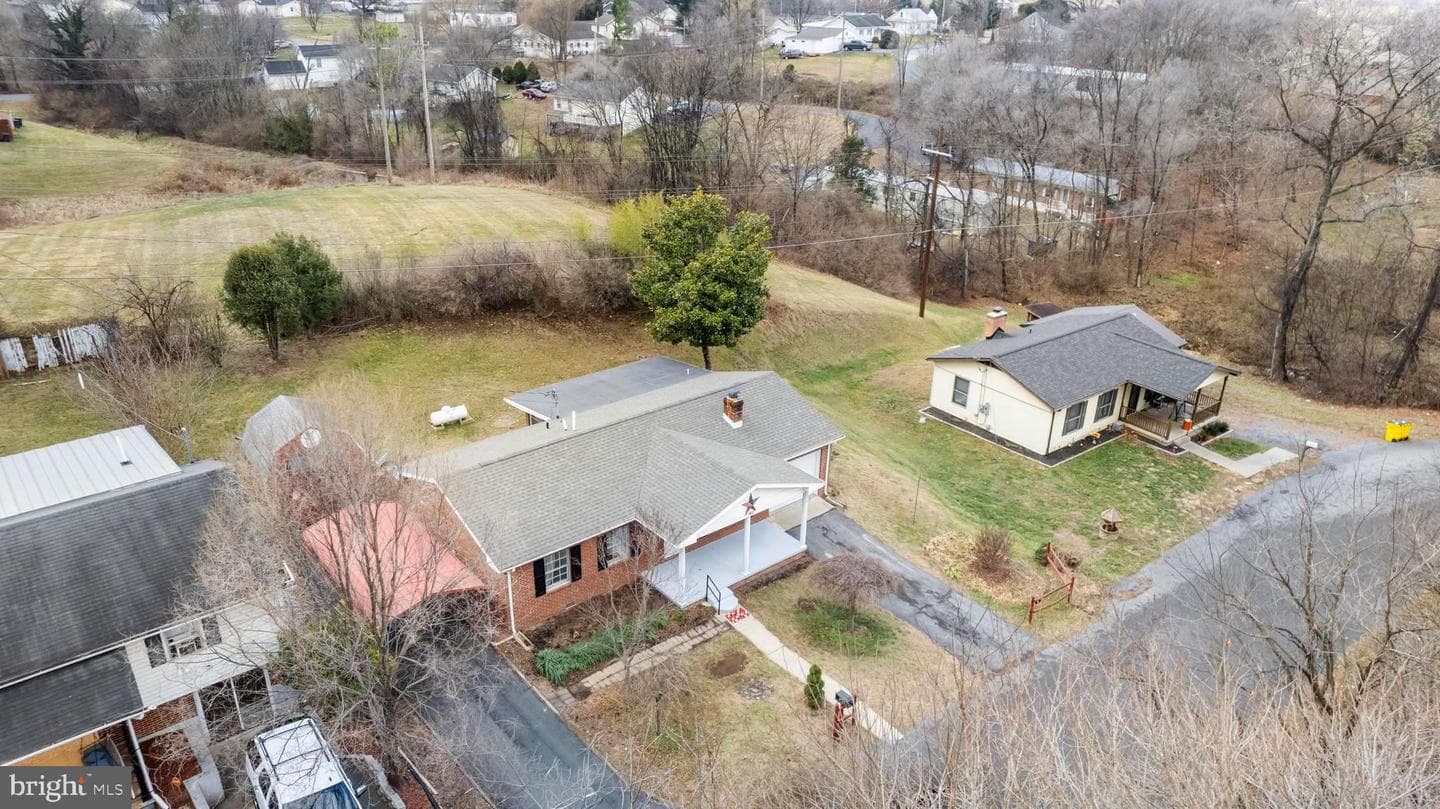 140 Capital Drive photo 4