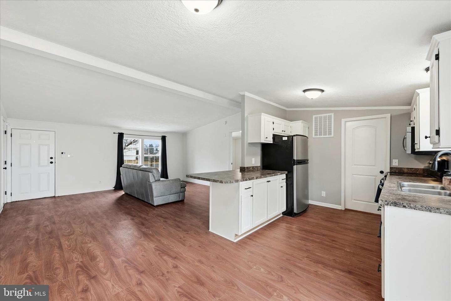 1068 Teal Road N photo 12