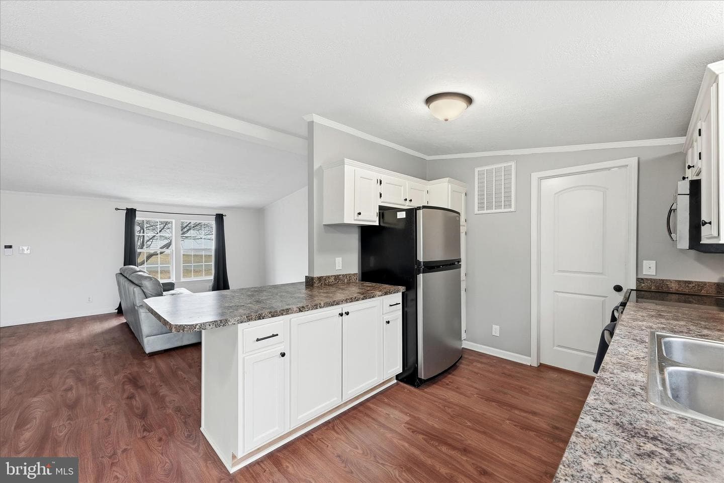 1068 Teal Road N photo 13