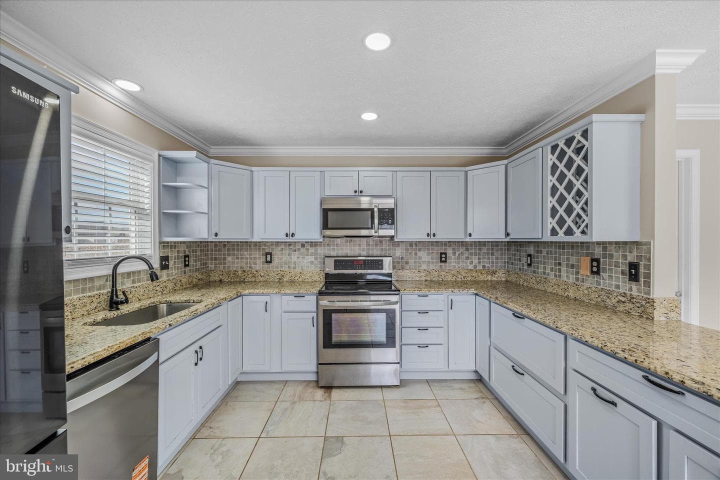 472 Ives Street photo 11